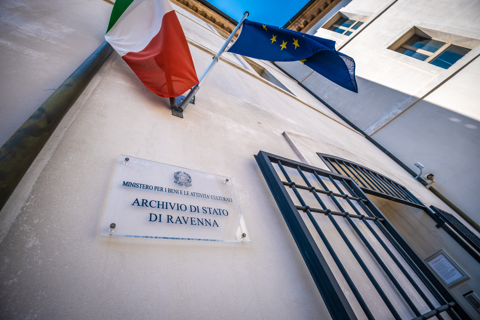 L'ingresso dell'Archivio di Stato di Ravenna con la bandiera italiana e quella dell'Unione Europea